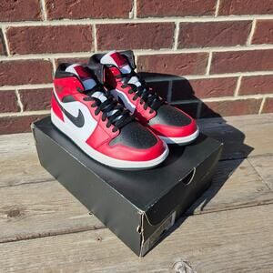 Nike Air Jordan 1 Mid "Chicago Toe"